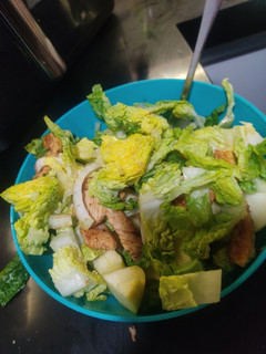 Una foto de Ensalada de pollo con manzana y piña
