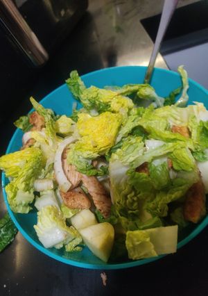 Una foto de Ensalada de pollo con manzana y piña
