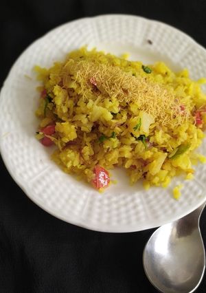 પૌવા (Poha recipe in gujrati) રેસીપી મુખ્ય ફોટો