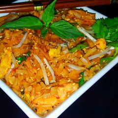 A picture of Mike's Chicken Pad Thai.