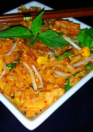 A picture of Mike's Chicken Pad Thai.