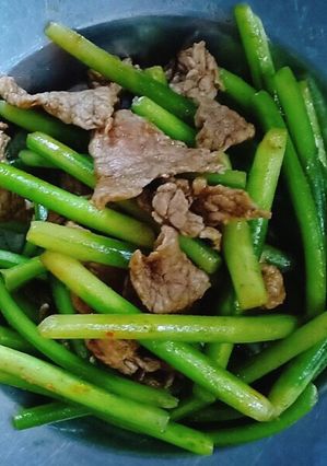 Hình của món Bò xào ngồng tỏi.