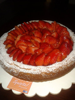 Una foto de Exquisito cheesecake con fresas