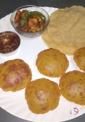 બટેટાની સૂકી ભાજી અને ફરસી પુરી રેસીપી મુખ્ય ફોટો