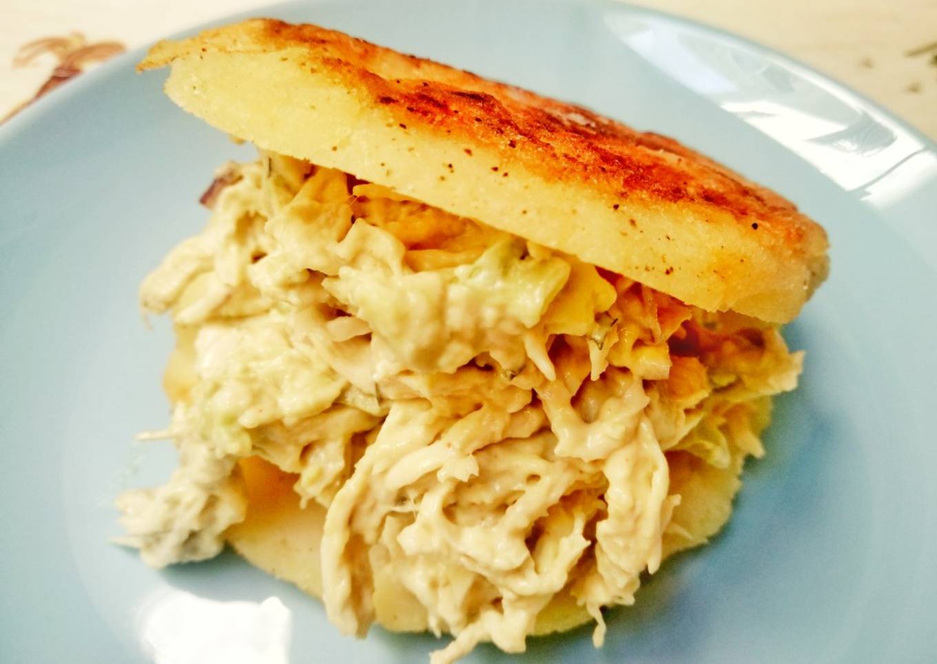 Arepa rellena de pollo y aguacate