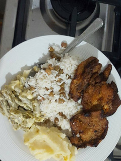 Una foto de Arroz de Guandu, Chuletas, Ensalada de Habichuelas y Pure