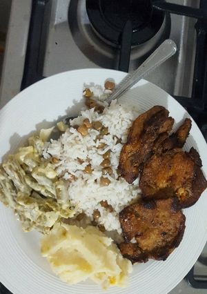 Una foto de Arroz de Guandu, Chuletas, Ensalada de Habichuelas y Pure