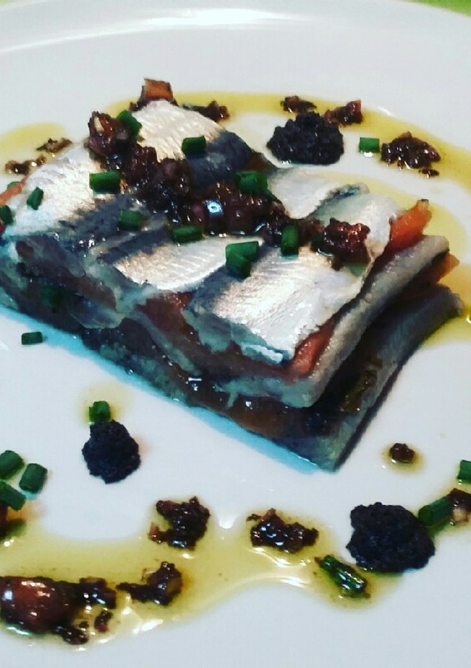 Una foto de Milhoja de sardinas marinadas y tomate confitado