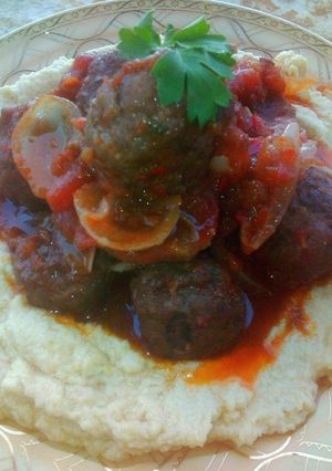 A picture of Kofta Balls with Hummus Moutabal.
