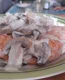Salmón al horno con champiñones a la crema