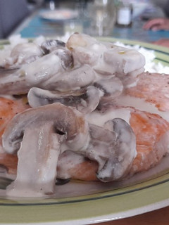 Una foto de Salmón al horno con champiñones a la crema