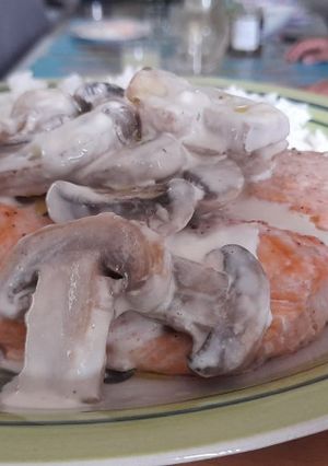 Una foto de Salmón al horno con champiñones a la crema