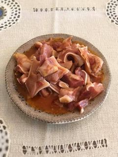Una foto de Orejas en salsa