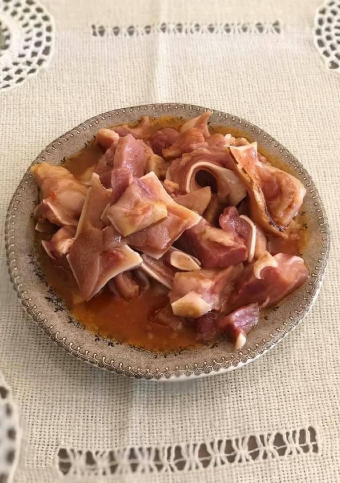 Una foto de Orejas en salsa