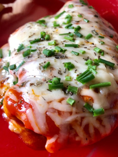 Una foto de Pechuga de pollo marinada con tomate y queso
