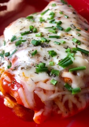Una foto de Pechuga de pollo marinada con tomate y queso