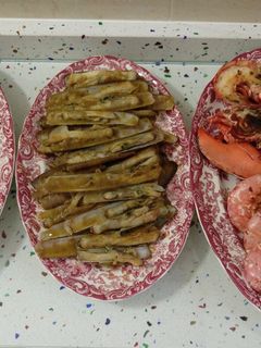 Una foto de Crustáceos a la plancha y moluscos en salsa