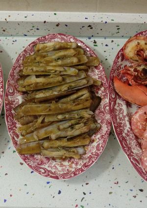 Una foto de Crustáceos a la plancha y moluscos en salsa