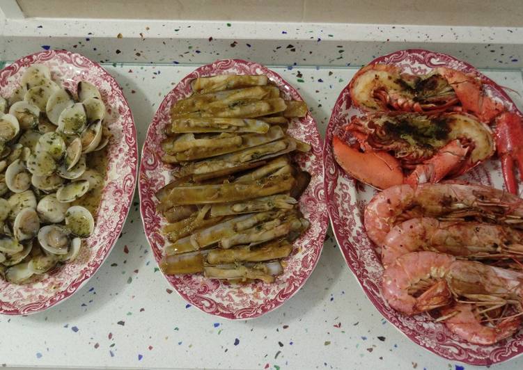 Crustáceos a la plancha y moluscos en salsa