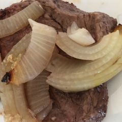 A picture of Roast Beef with Red Wine, Garlic and Onions.
