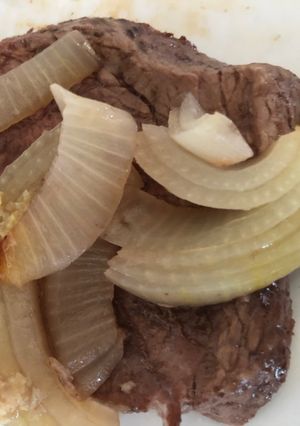 A picture of Roast Beef with Red Wine, Garlic and Onions.
