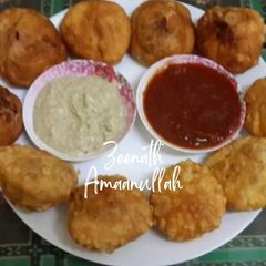 A picture of Khasta Besan Kachoris.