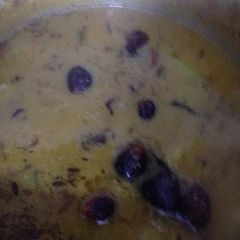 A picture of Lauki daal.