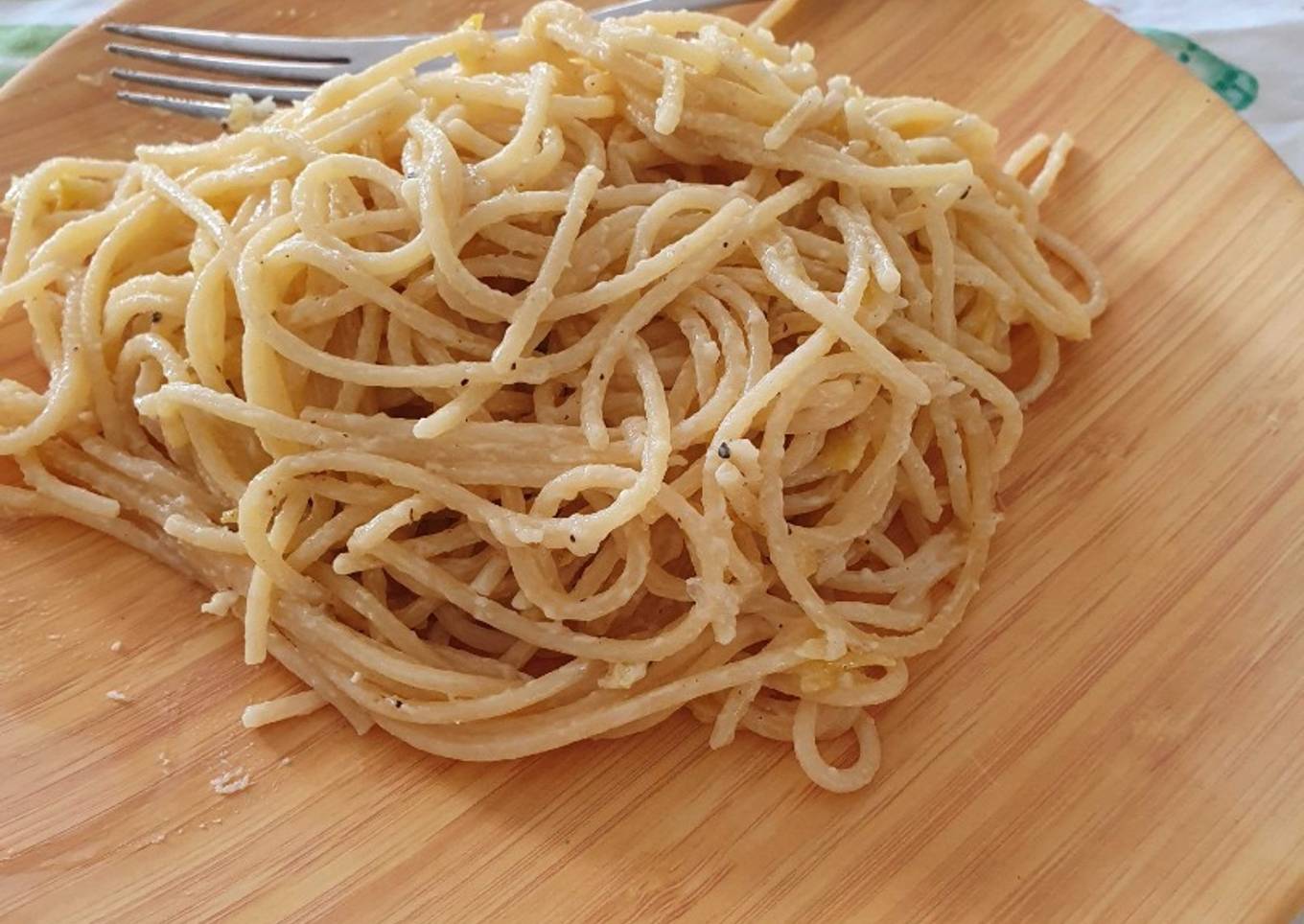 Espaguetis con limón, parmesano y nata