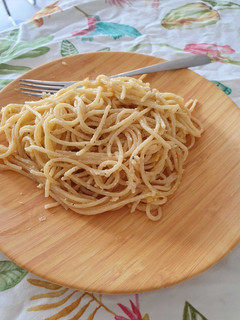 Una foto de Espaguetis con limón, parmesano y nata