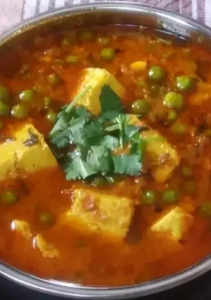 A picture of Matar-Paneer curry.