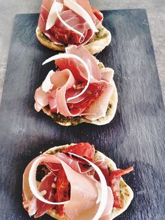 Une photo de Tartines pesto jambon