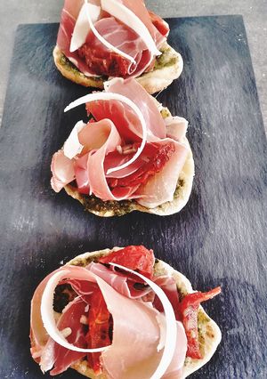 Une photo de Tartines pesto jambon