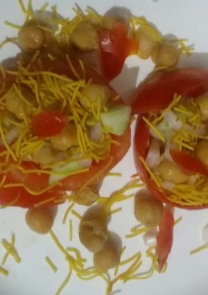 A picture of Chana chat in tomato basket.