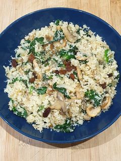 Una foto de Cuscús de coliflor con espinacas, champiñones y pollo