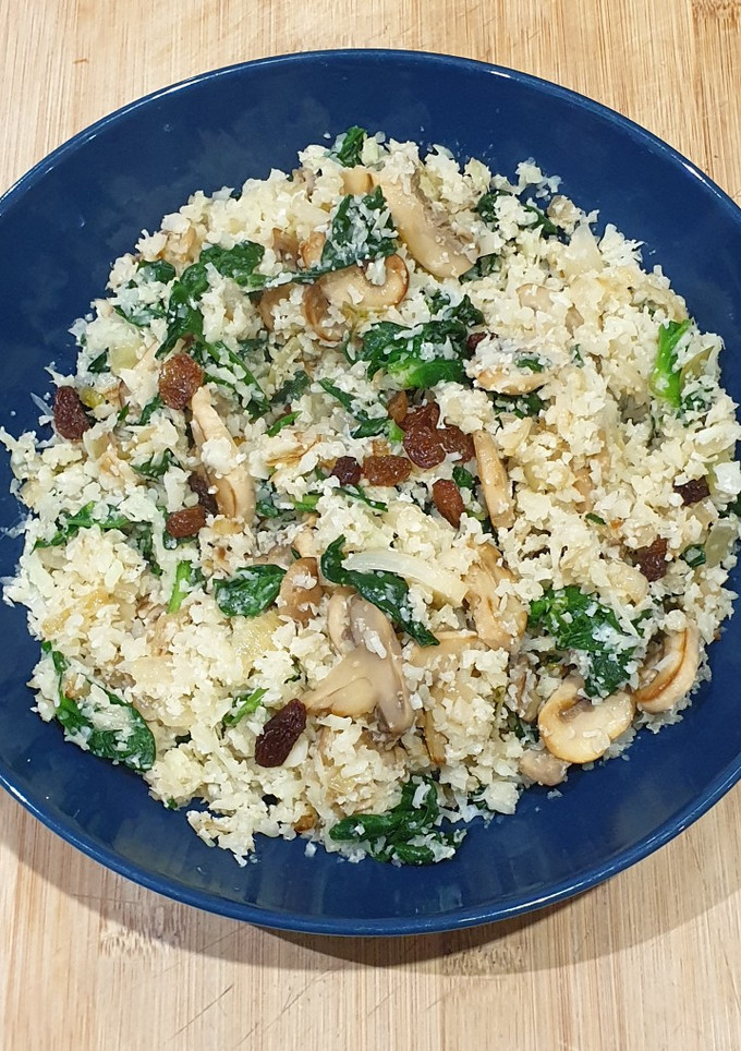 Una foto de Cuscús de coliflor con espinacas, champiñones y pollo