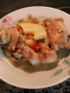 Una foto de Pollo al horno con piña
