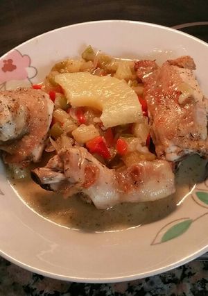 Una foto de Pollo al horno con piña