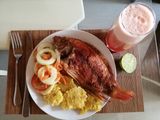 Mojarra roja - patacones - ensalada
