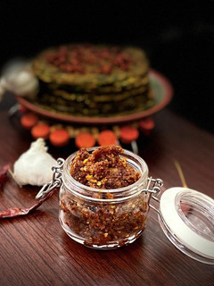 લસણની તીખી ચટણી (Garlic Chutney Recipe in Gujarati) રેસીપી મુખ્ય ફોટો