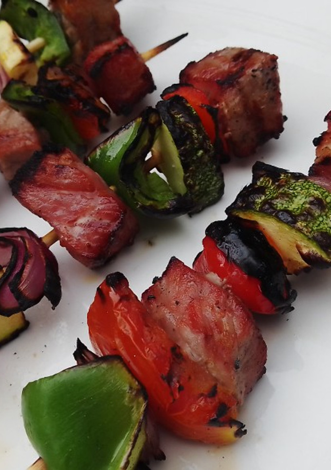 Una foto de Brochetas de res y tocino 🍢🐷