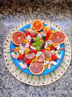Una foto de Ensalada primavera 🪻🌷🏵️🌈 pasta de lenteja roja y 🦐🍊🥭🍅🧀