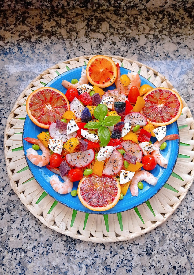 Una foto de Ensalada primavera 🪻🌷🏵️🌈 pasta de lenteja roja y 🦐🍊🥭🍅🧀