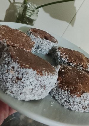 Una foto de Alfajores tipo Brownie 🍫❤️