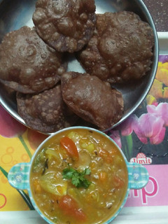 கேழ்வரகு பூரி & கேரட் உ௫ளைக்கிழங்கு மசால் (Kezhvaragu poori & ma செய்முறை முக்கிய புகைப்படம்