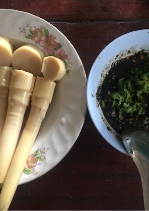 รูปของ น้ำพริกน้ำปู๋ กับหน่อไม้ต้ม