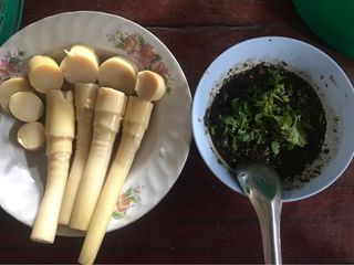 น้ำพริกน้ำปู๋ กับหน่อไม้ต้ม
