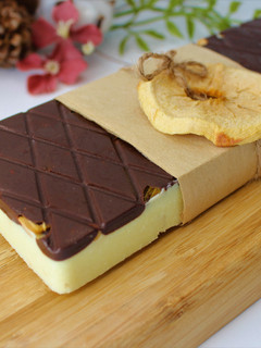 Una foto de Turrón de chocolate blanco, coco y manzana