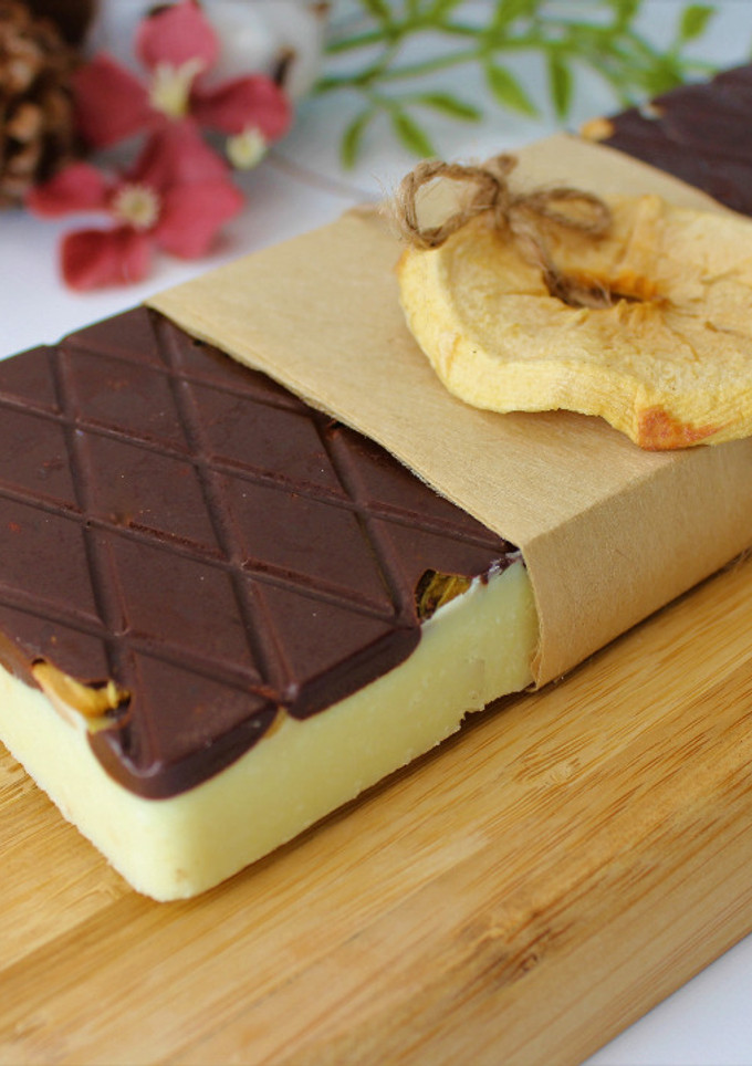 Una foto de Turrón de chocolate blanco, coco y manzana