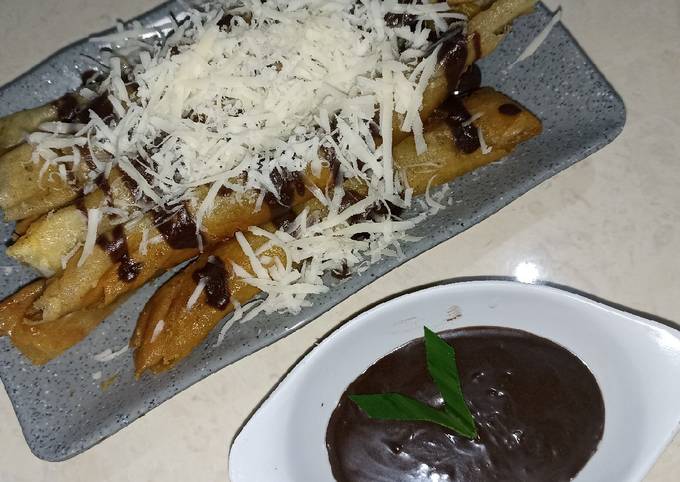 Cara Gampang Menyiapkan Banana cheese roll with dip chocolate sauce yang Bisa Manjain Lidah