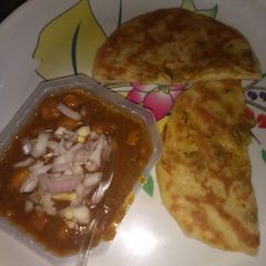 A picture of Chole kulche.